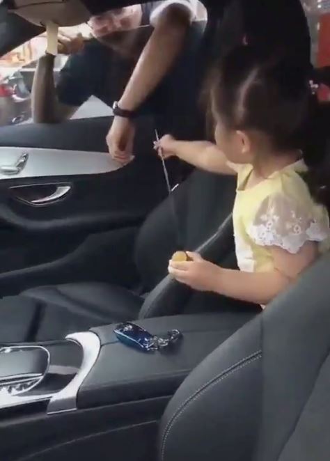 bapa tertinggal kunci dalam kereta, ramai terhibur lihat respon anak yang tak kisah