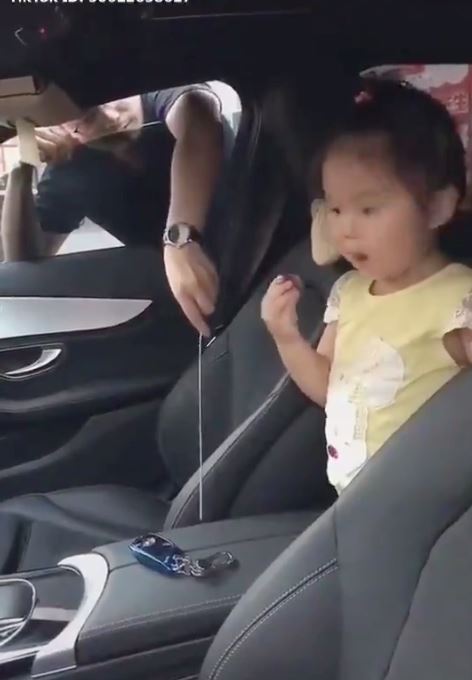 bapa tertinggal kunci dalam kereta, ramai terhibur lihat respon anak yang tak kisah