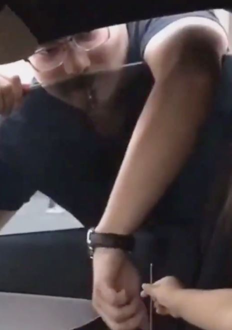 bapa tertinggal kunci dalam kereta, ramai terhibur lihat respon anak yang tak kisah