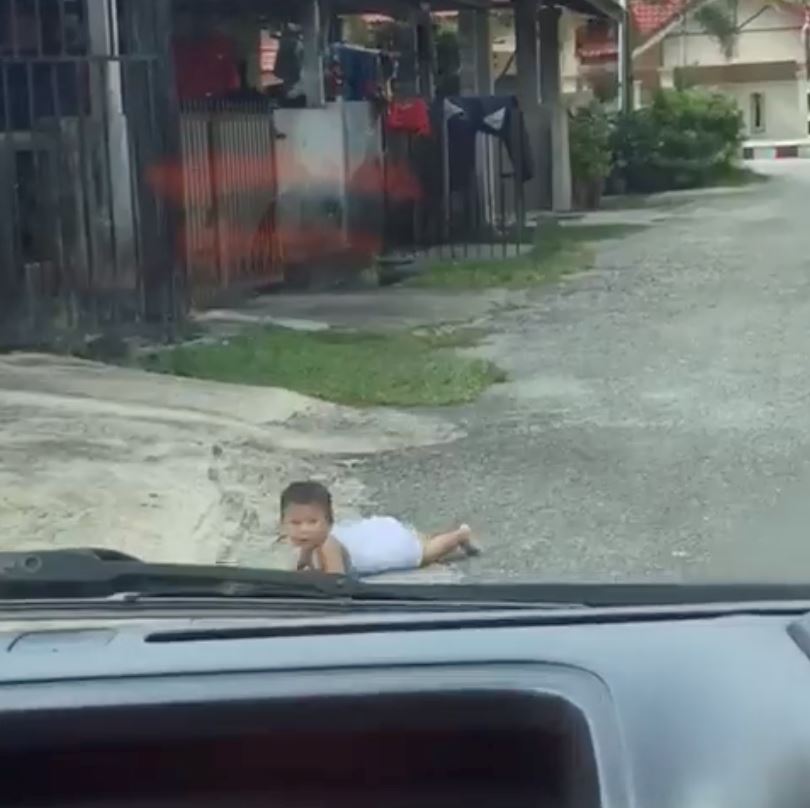 bayi merangkak atas jalan raya undang kecaman netizen