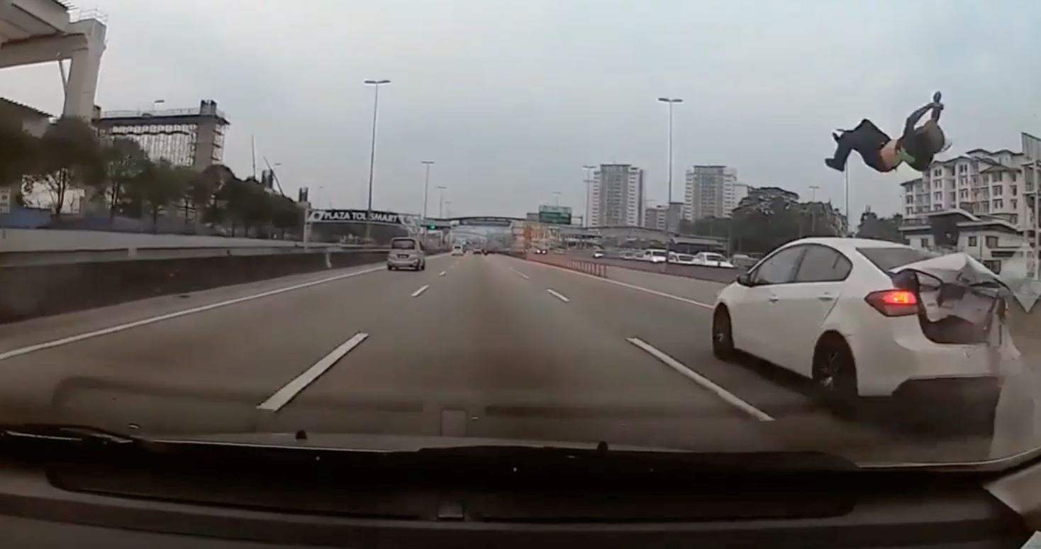 kereta tukar lorong tiba-tiba, motosikal melambung di lebuhraya sungai besi
