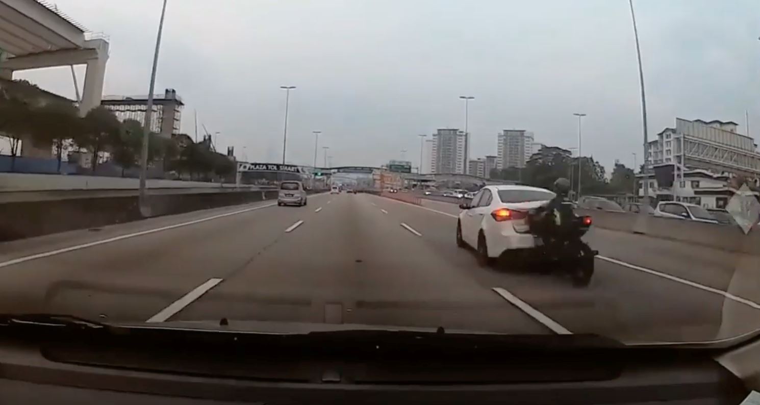 kereta tukar lorong tiba-tiba, motosikal melambung di lebuhraya sungai besi