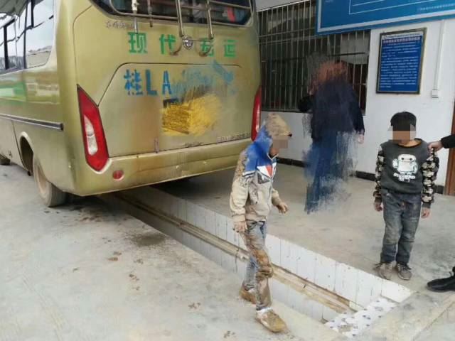 dua kanak-kanak risikokan diri bergayut bawah bas nak jumpa mak ayah