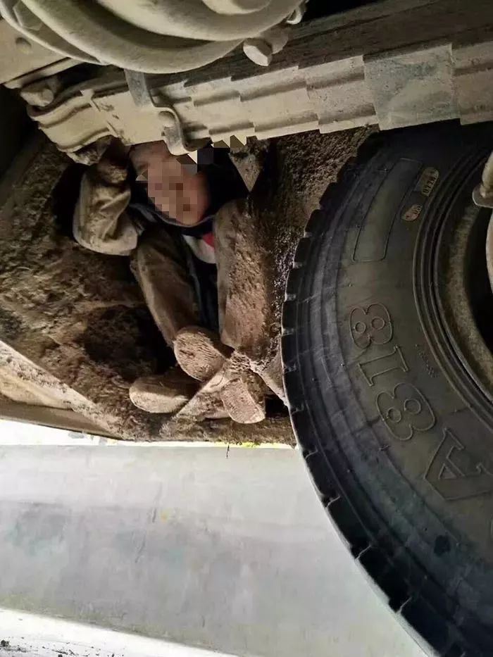 dua kanak-kanak risikokan diri bergayut bawah bas nak jumpa mak ayah