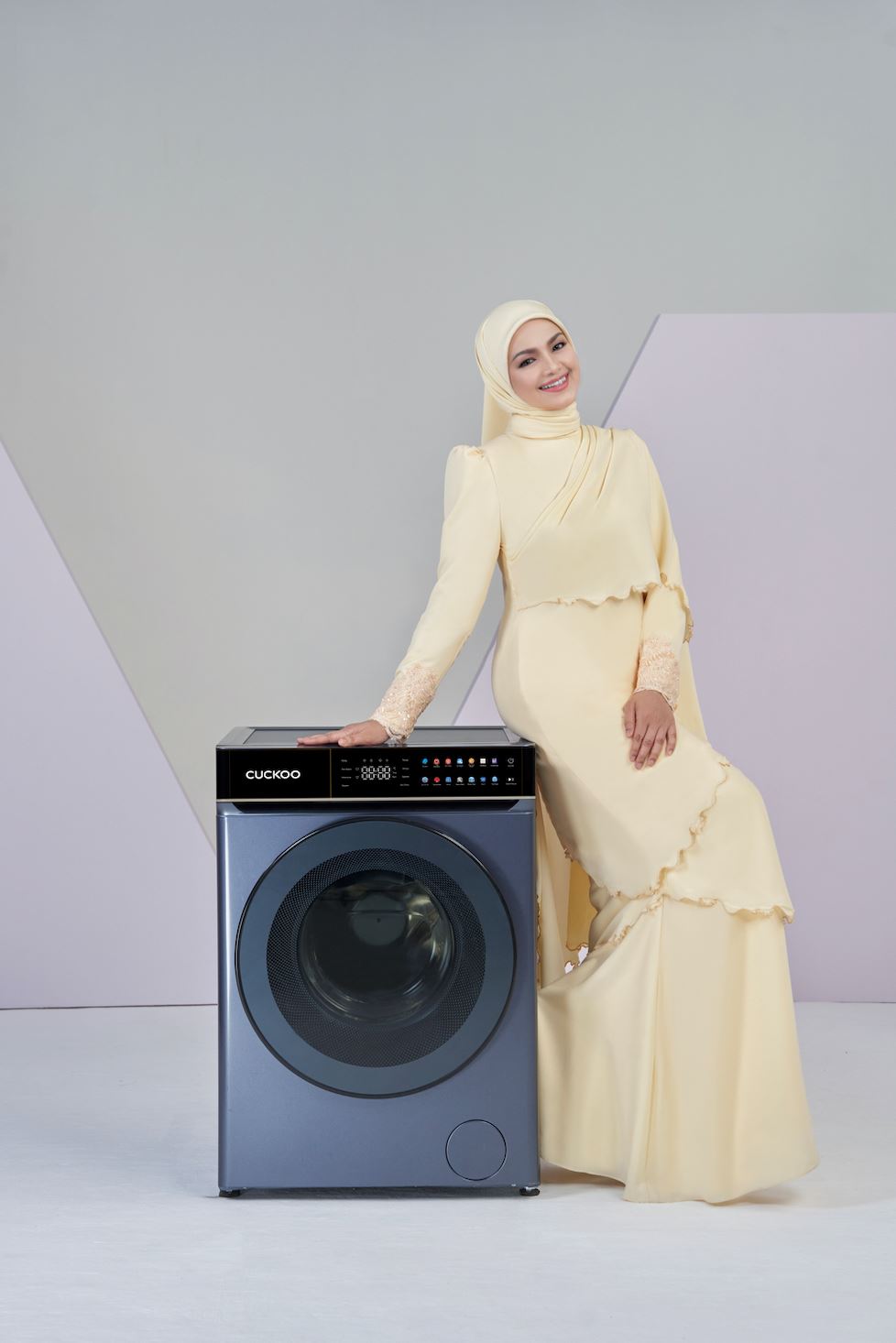 Siti Nurhaliza bersama CUCKOO Washer dan Dryer