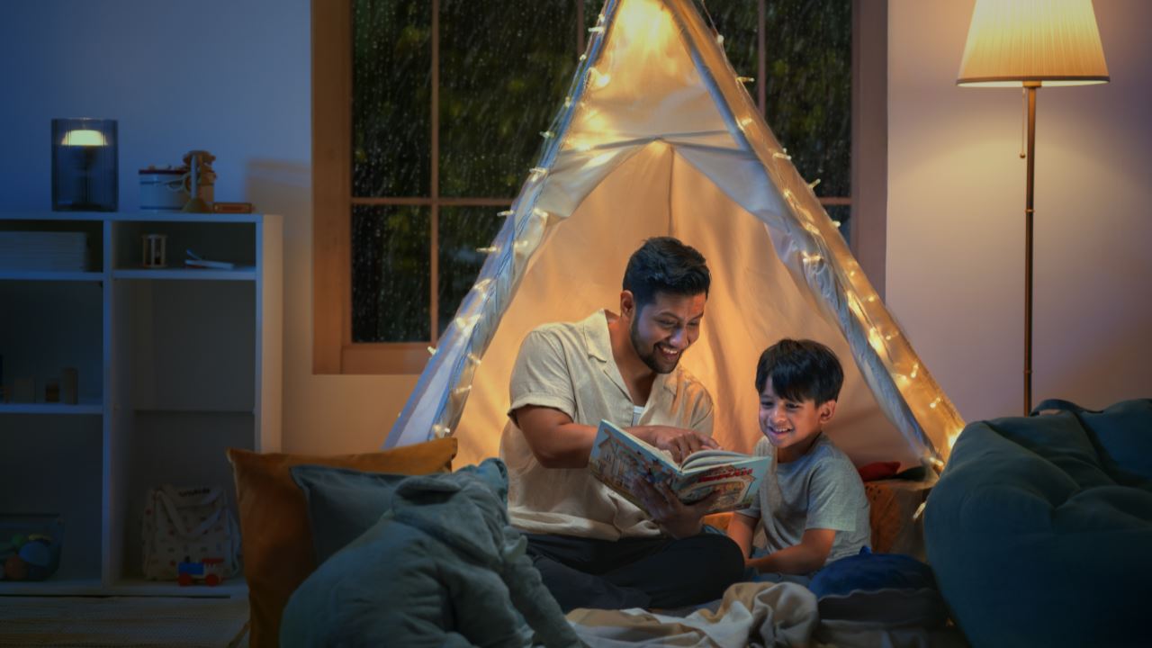 ayah dan anak dalam khemah