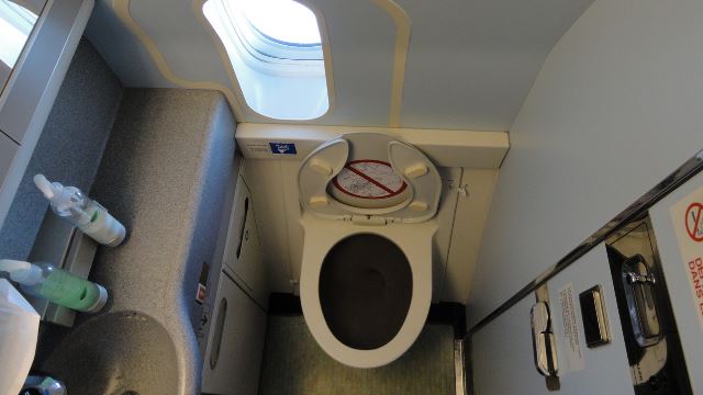 Ke Mana Perginya Sisa Kumbahan Yang Dibuang Di Dalam Toilet Kapal Terbang Gegar