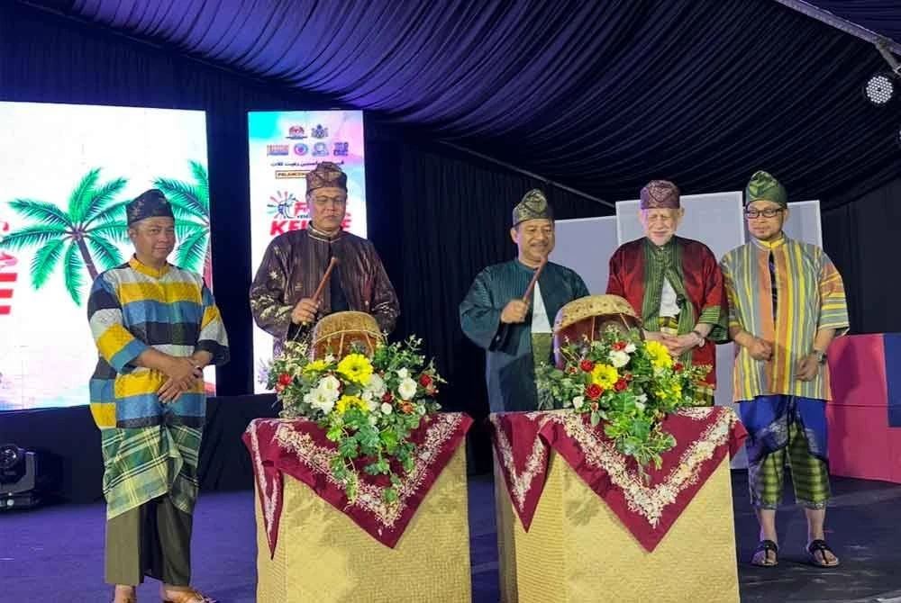 ‘waye’ semarakkan kembali seni wayang kulit di pesisir pantai irama