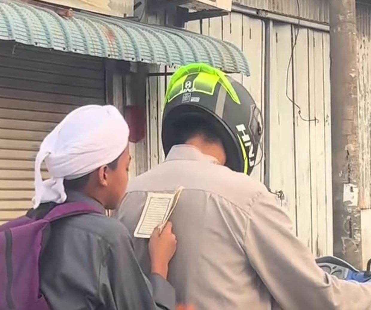[video] “sejuk perut ibu mengandung” – pelajar tahfiz tak lepas al-quran walau di atas motosikal