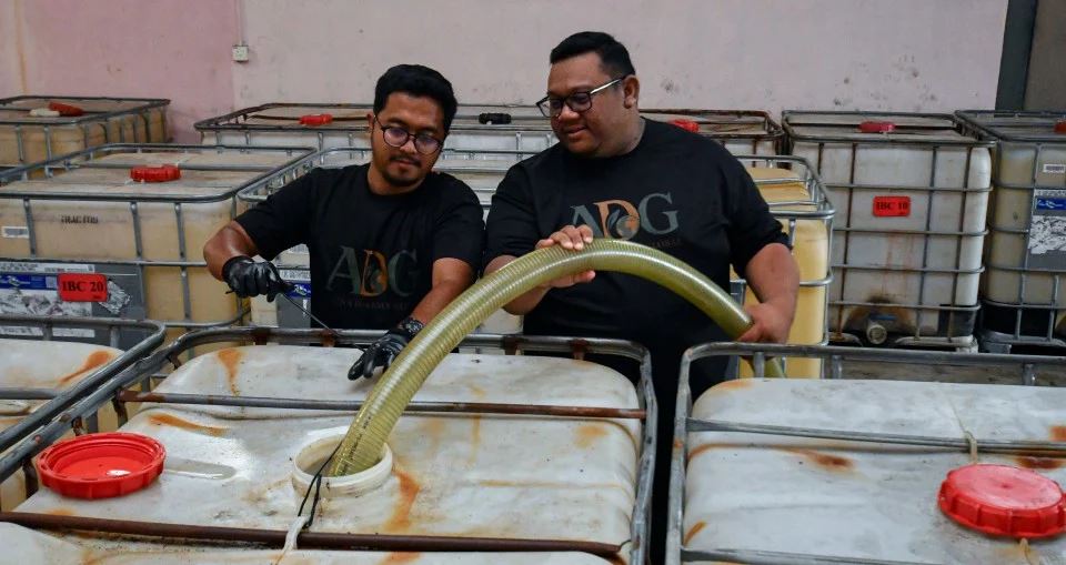 Dua Anak Muda Kelantan Cipta Inovasi Bahan Api Pesawat Dari Minyak Masak Terpakai