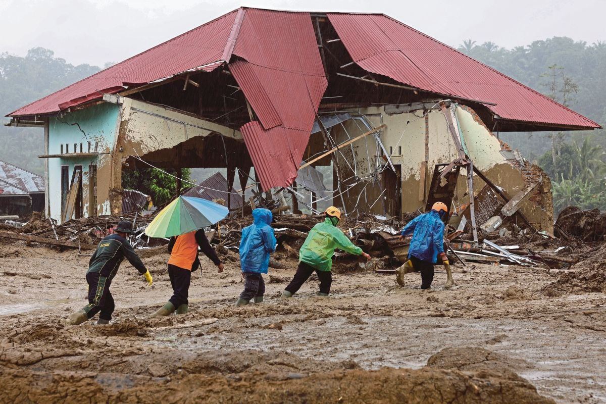 Banjir di Sumatera: Tiada Air Bersih, Tiada Elektrik, Penduduk Bergelut Pulihkan Rumah