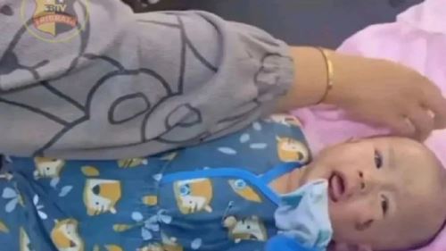 Bayi Tersangkut Pada Pokok Terselamat Daripada Dihanyutkan Arus Banjir