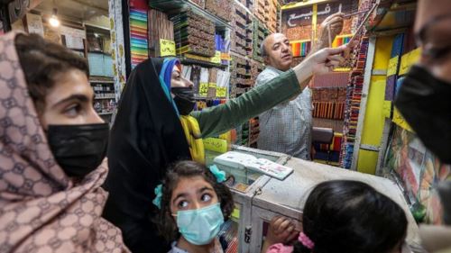 kedai pensil terkecil di tehran yang menyimpan 200 warna kehidupan