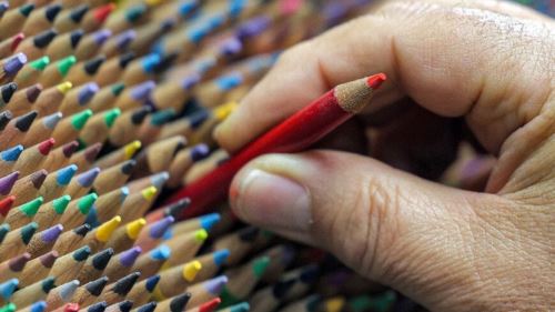 kedai pensil terkecil di tehran yang menyimpan 200 warna kehidupan