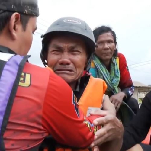 banjir tidak pisahkan mereka,  warga emas viral meraung tidak sangka anjingnya selamat daripada banjir