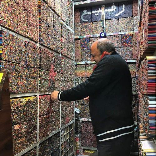 kedai pensil terkecil di tehran yang menyimpan 200 warna kehidupan