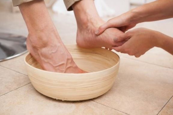 nak tahu tak apa manfaat kalau korang rendam kaki dalam campuran air suam dan cuka ?