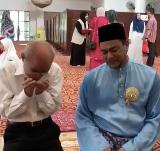 menangis teresak-esak dia lepas cuba solat , terbuka pintu hati terus masuk islam ..
