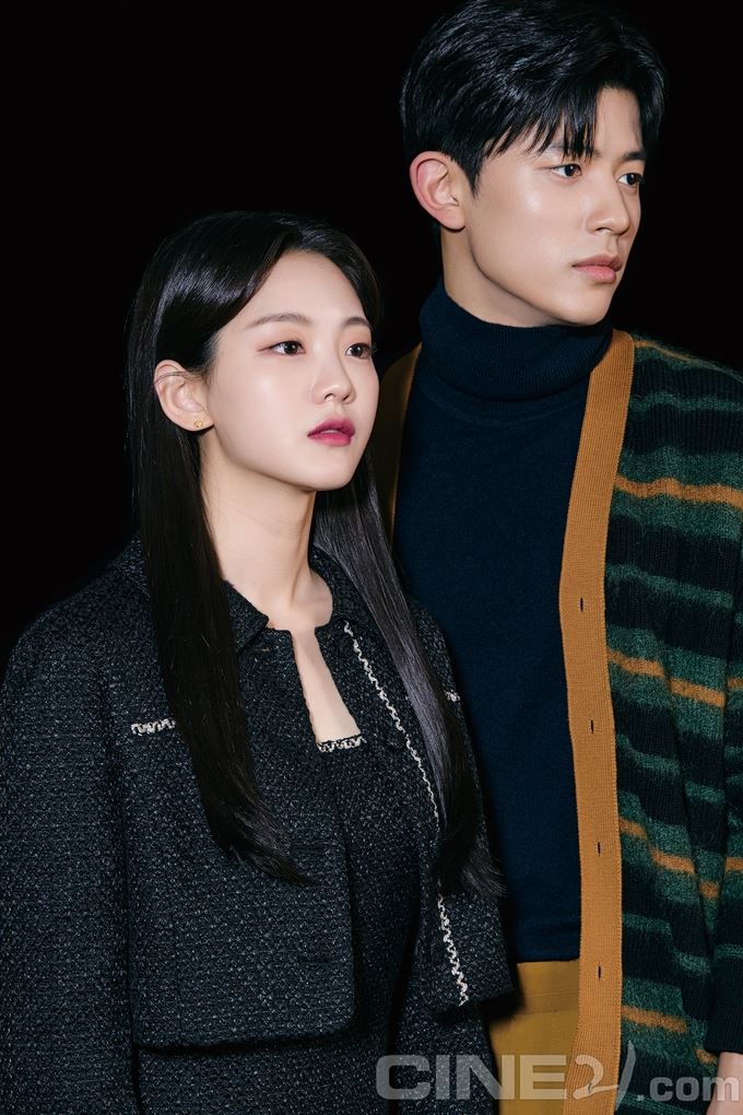 《殭尸校园》情侣cp画报！班长&罗门超甜❤️