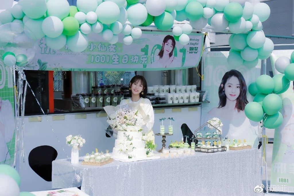 胡一天现身邢菲生日直播！送上花束+3千万！😍