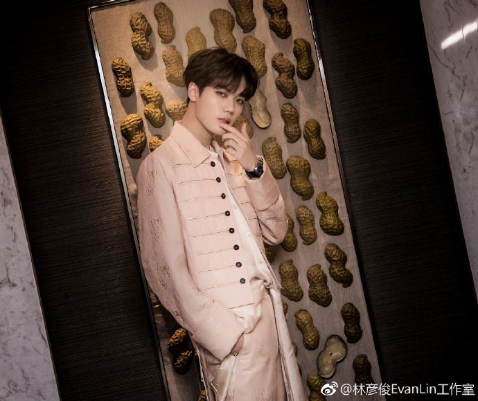 蔡徐坤cosplay吴亦凡?5 percent同台,nine percent呢?|goxuan