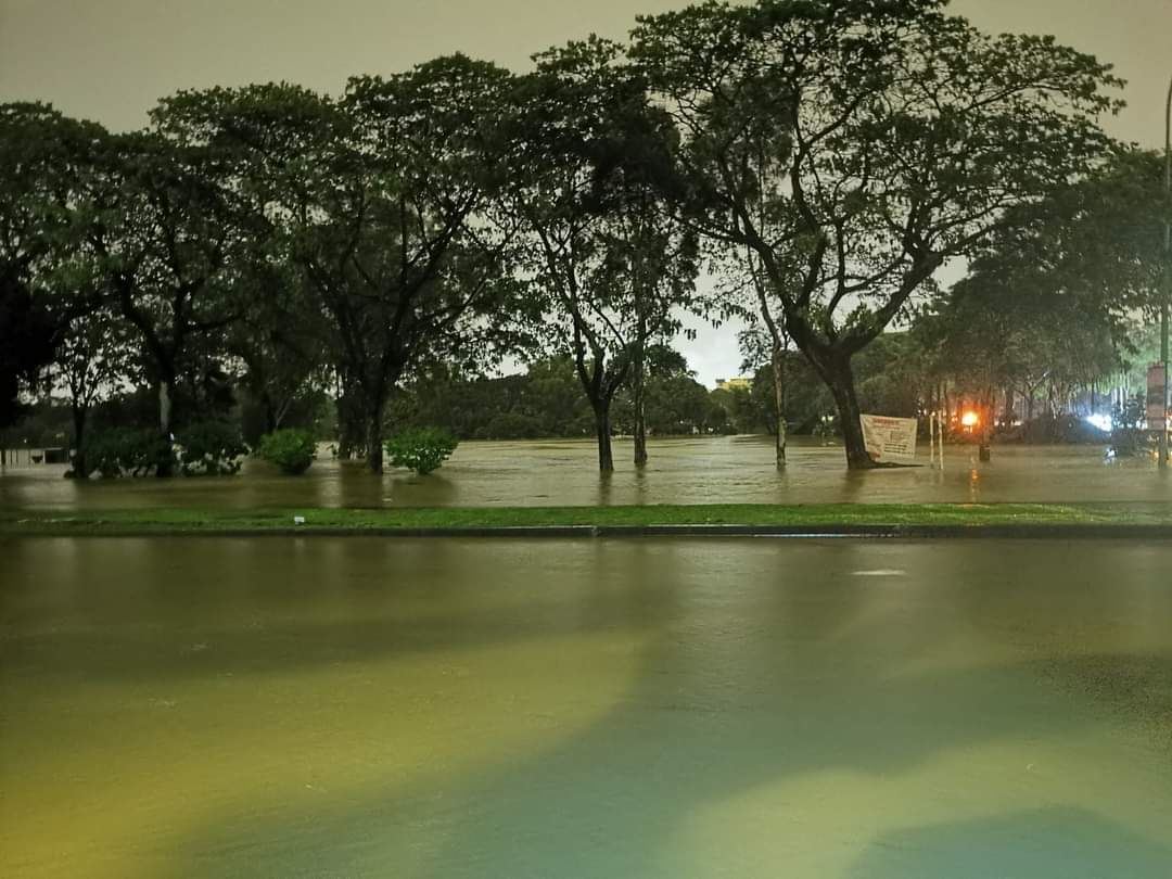 巴生有史以来最严重的水灾！大断电 雨水潜入屋内