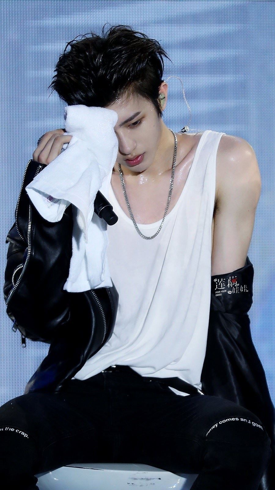 蔡徐坤穿衣显瘦、脱衣显肉❤️性感肌肉！危险又迷人⚠️