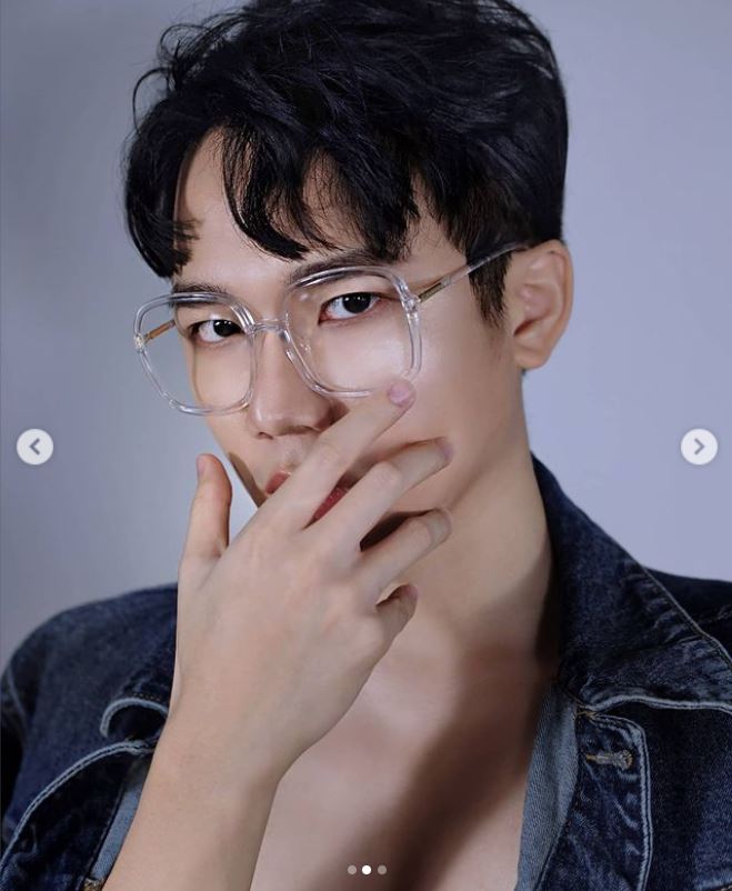 youtuber林尚进露“腹肌”！结实的腹肌