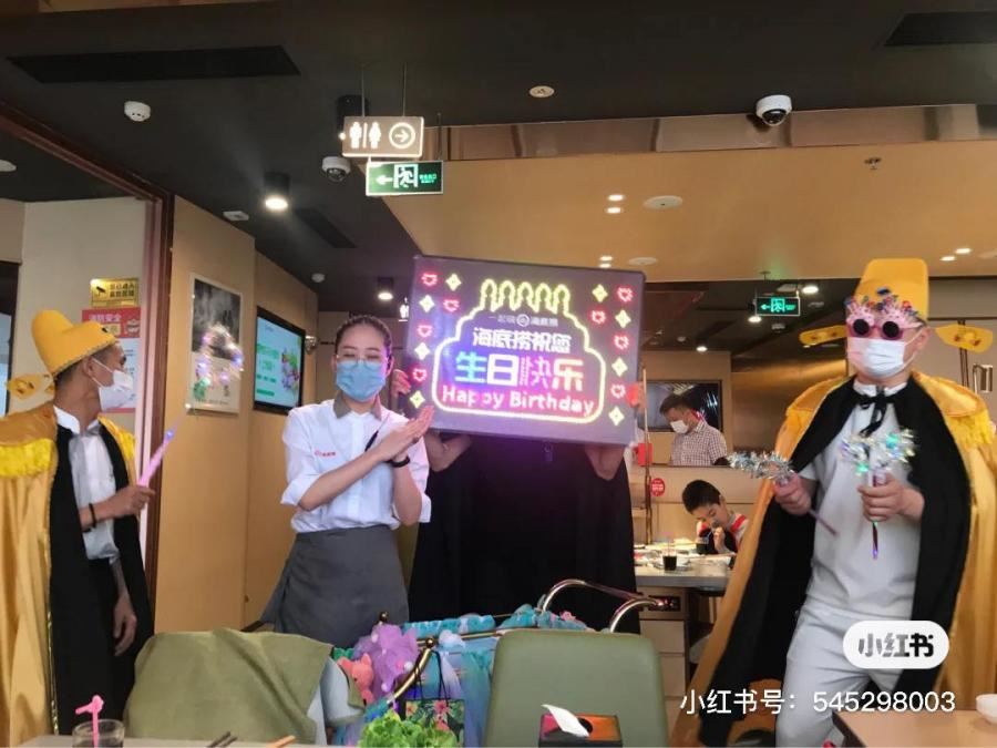 海底捞帮你庆祝“分手”！送免费纸巾！还唱分手快乐～