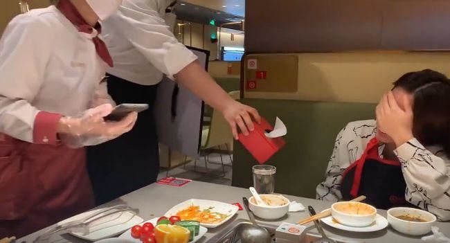 海底捞帮你庆祝“分手”！送免费纸巾！还唱分手快乐～
