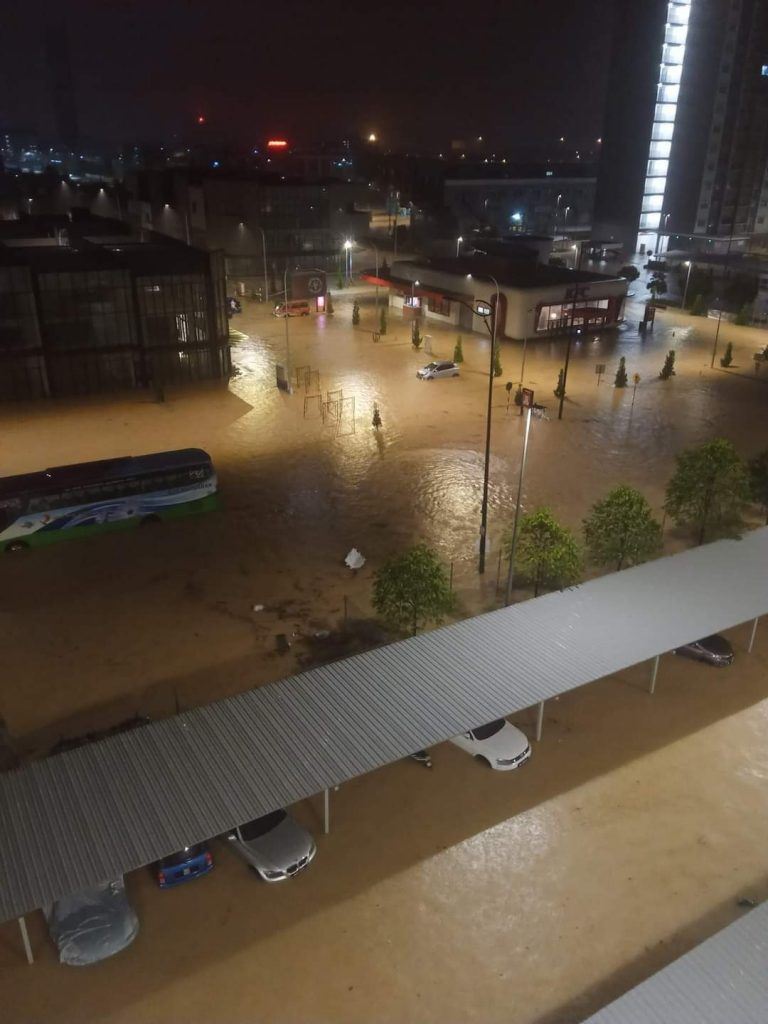 巴生有史以来最严重的水灾！大断电 雨水潜入屋内