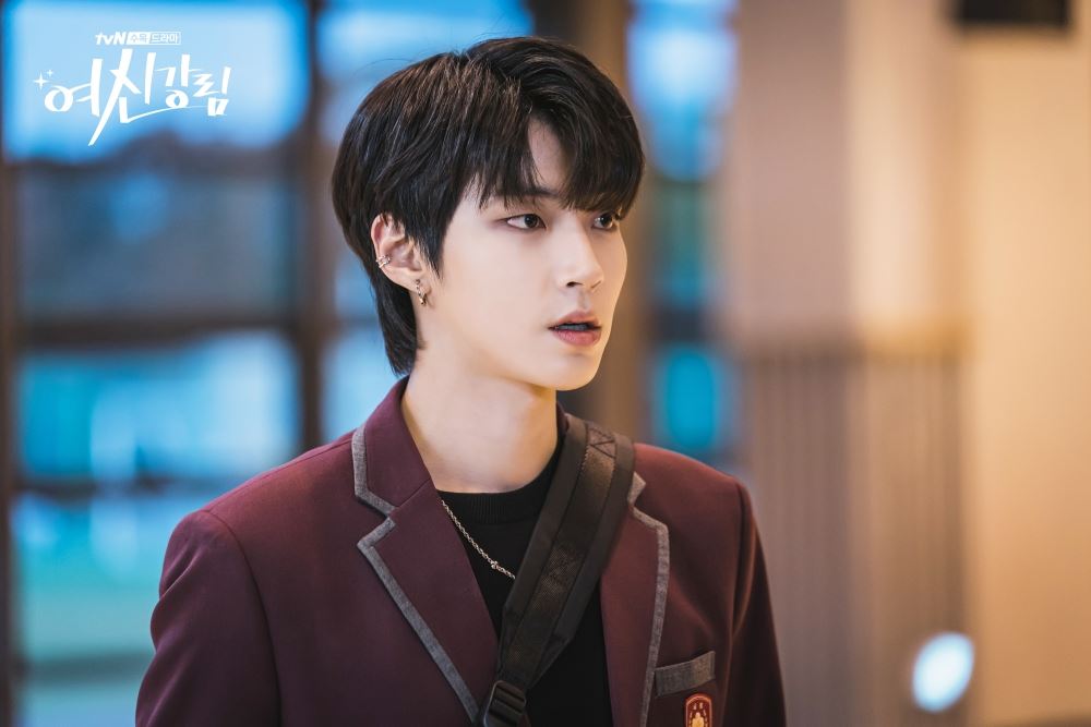 《女神降临》黄寅烨超老造型！模特时期照