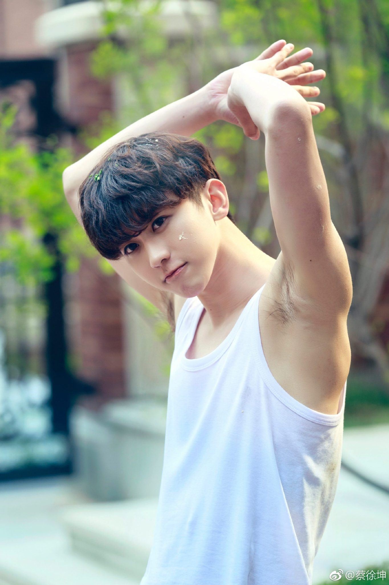 蔡徐坤穿衣显瘦、脱衣显肉❤️性感肌肉！危险又迷人⚠️