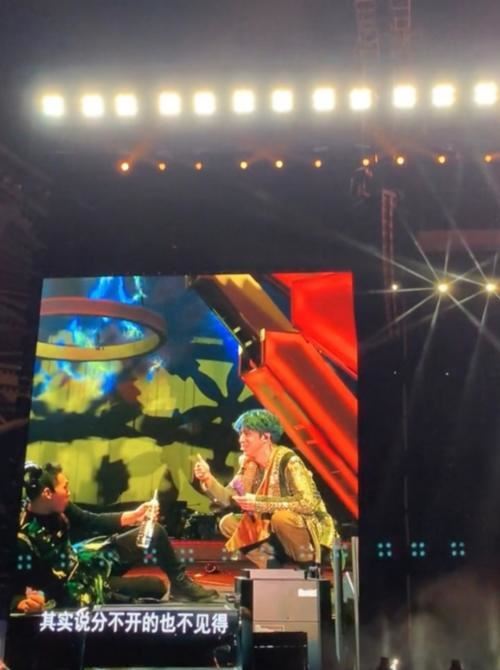 薛之谦在演唱会现场“吃泡面”！与舞伴互喂食物😂