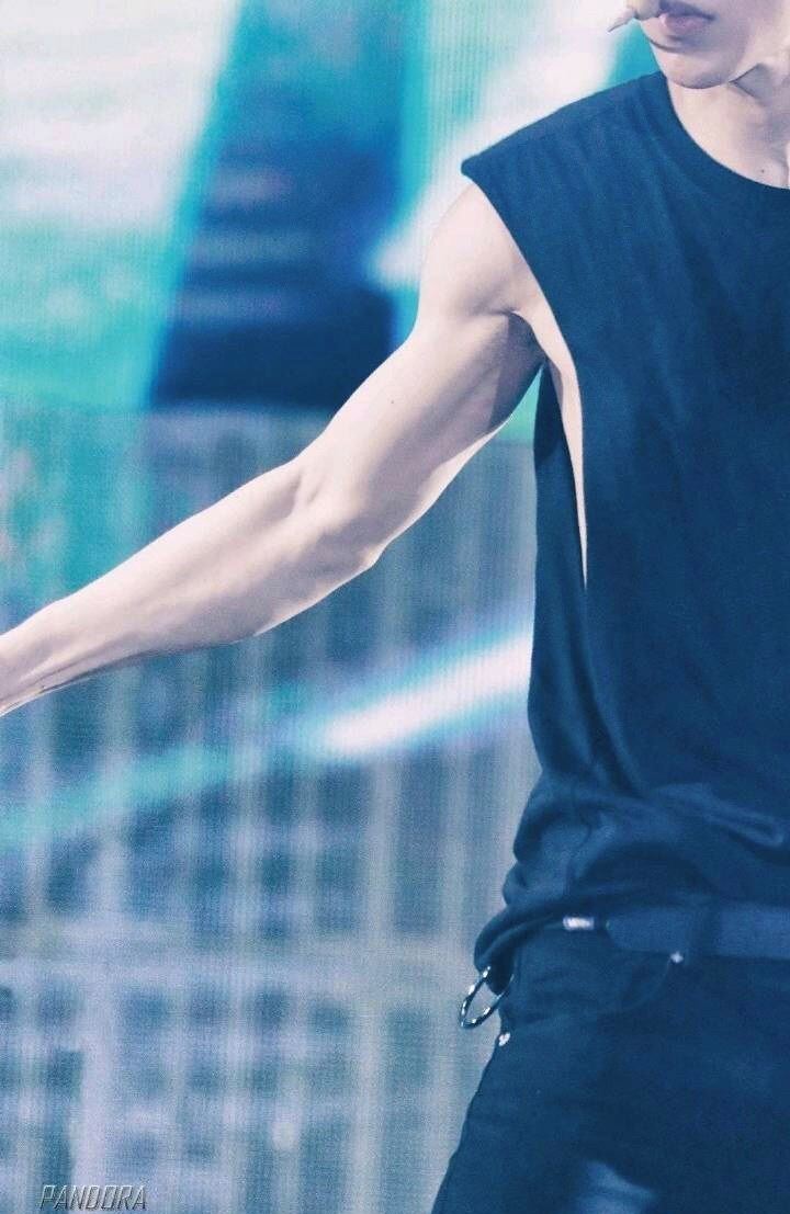 蔡徐坤穿衣显瘦、脱衣显肉❤️性感肌肉！危险又迷人⚠️