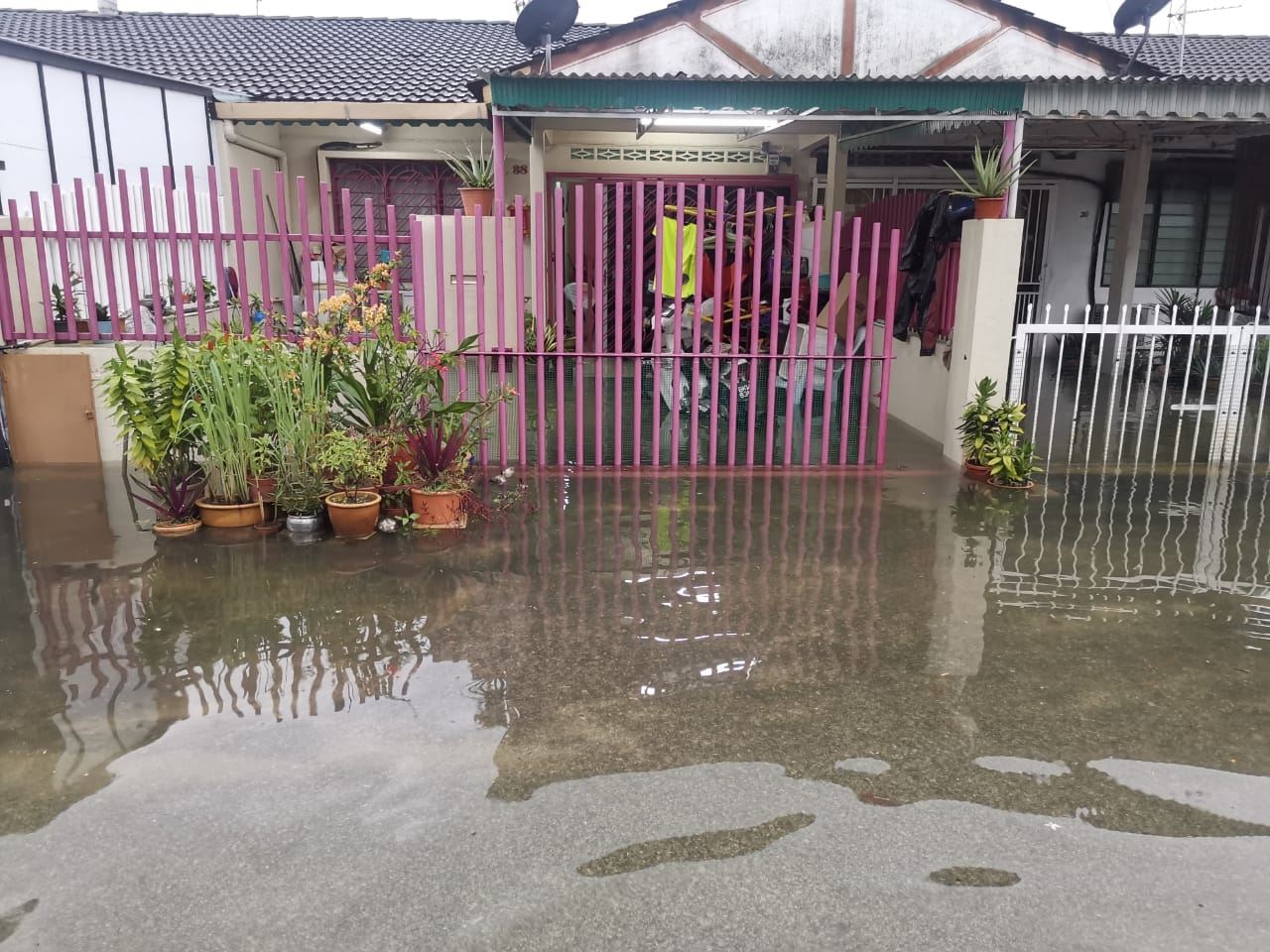 巴生有史以来最严重的水灾！大断电 雨水潜入屋内