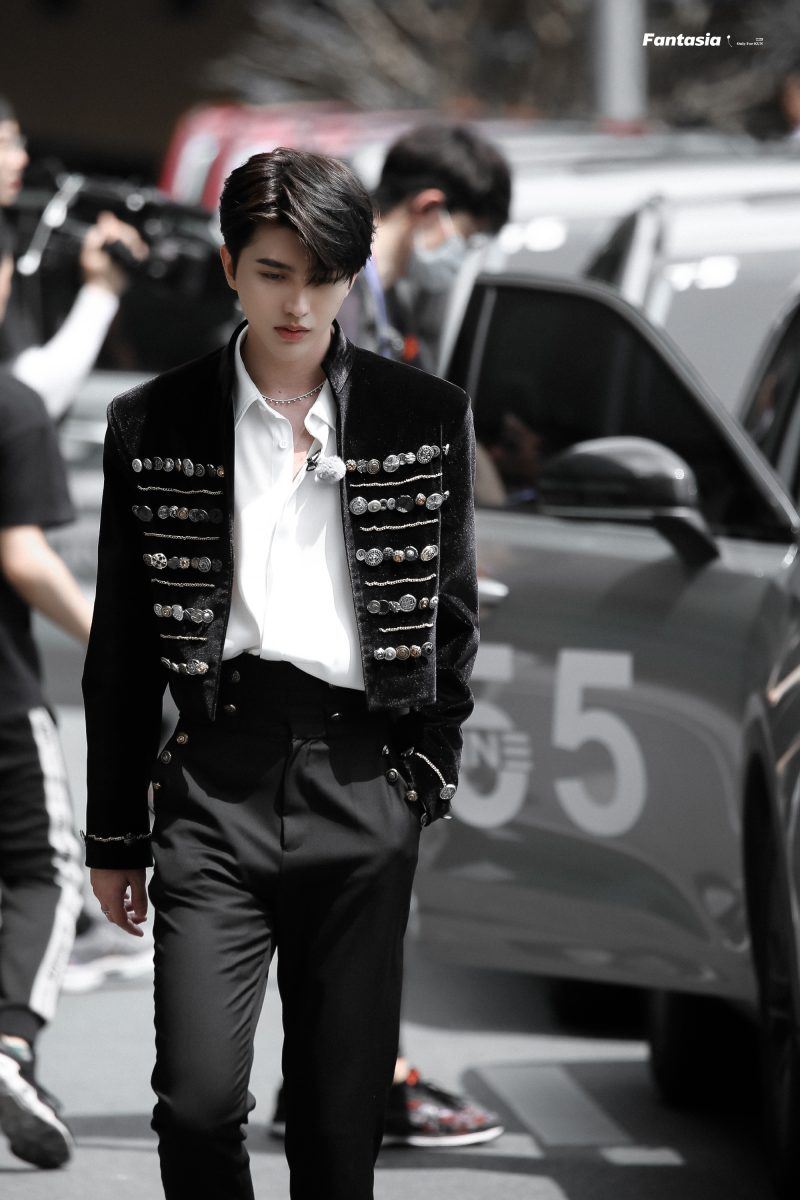 《奔跑吧9》蔡徐坤王子造型！太帅！【路透图】