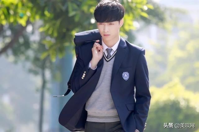 穿起校服的李现超萌！【15男星的校服照】