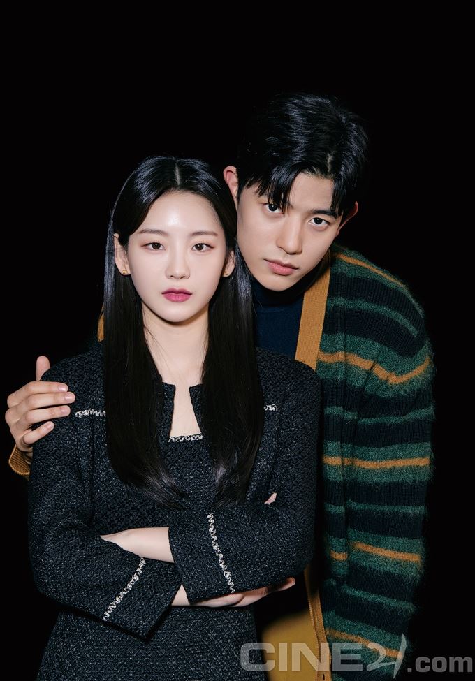 《殭尸校园》情侣cp画报！班长&罗门超甜❤️