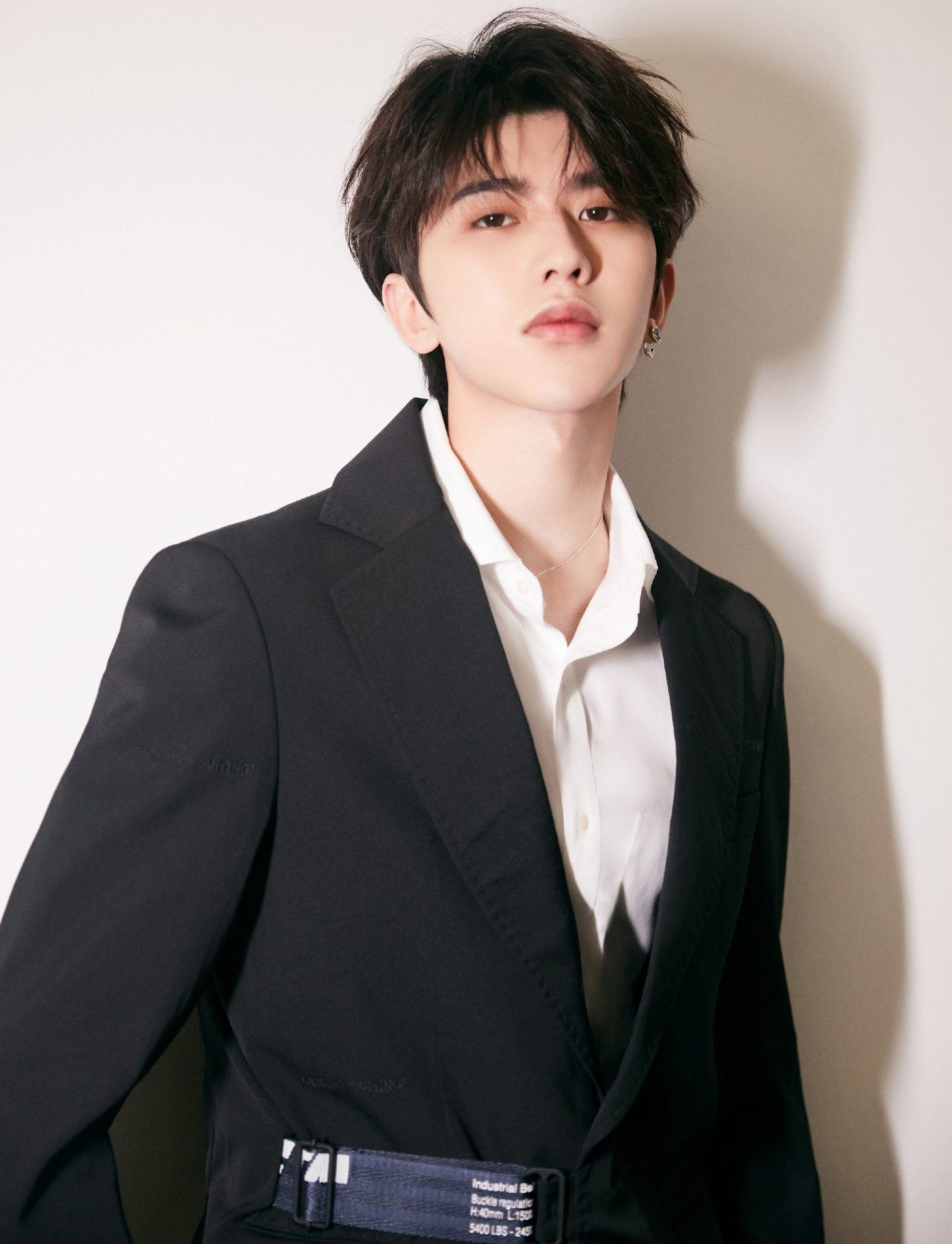 蔡徐坤穿衣显瘦、脱衣显肉❤️性感肌肉！危险又迷人⚠️