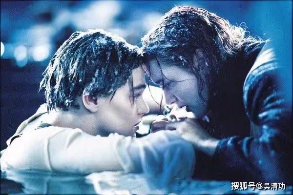 蔡徐坤对王嘉尔「摸头杀」《偶像练习生》：师生cp“