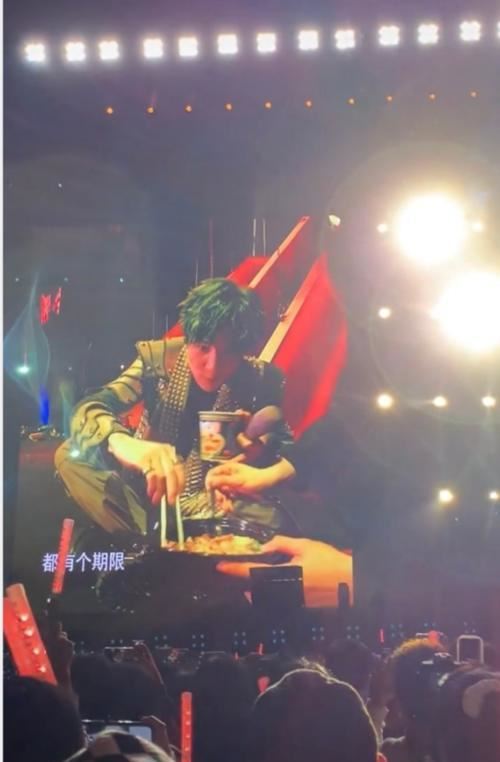 薛之谦在演唱会现场“吃泡面”！与舞伴互喂食物😂