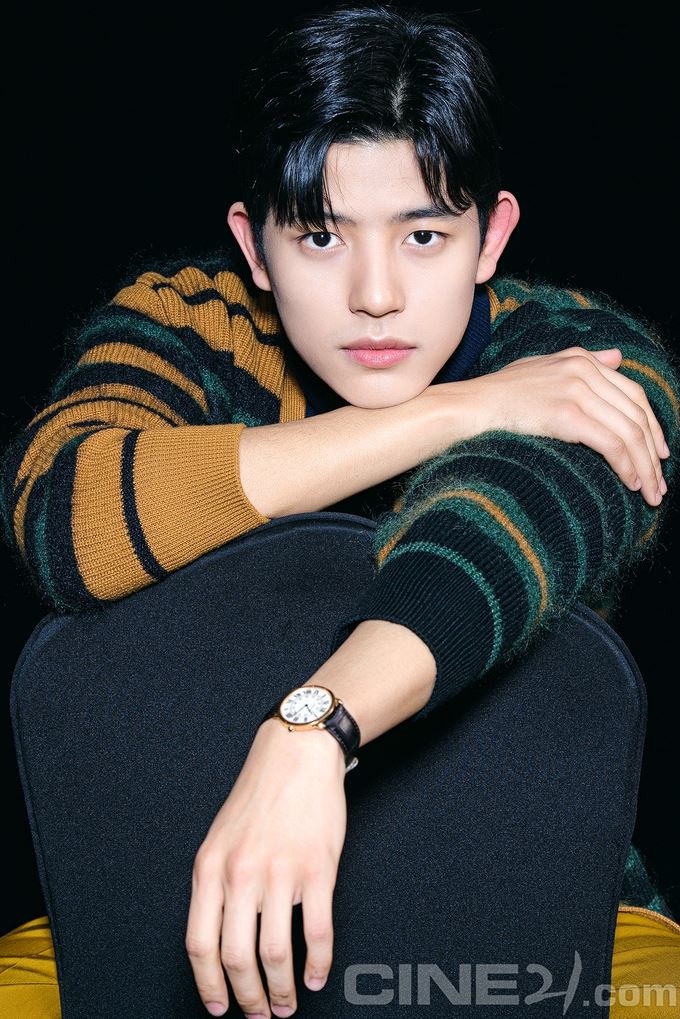 《殭尸校园》情侣cp画报！班长&罗门超甜❤️