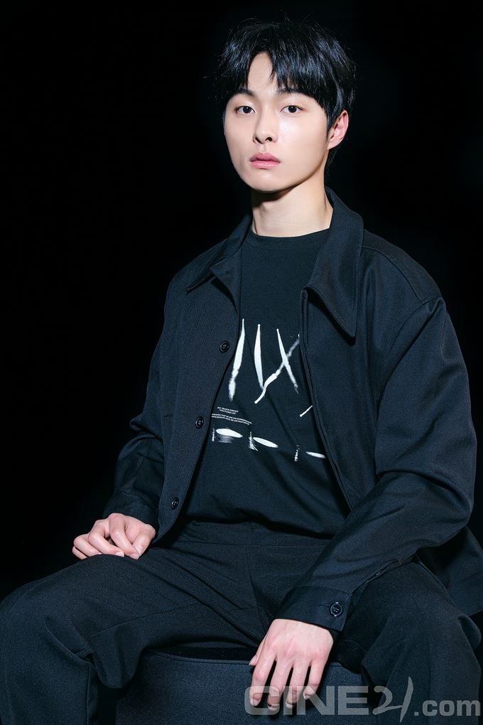 《殭尸校园》情侣cp画报！班长&罗门超甜❤️