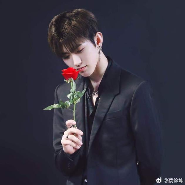 微博粉丝破800万！蔡徐坤po帅照纪念