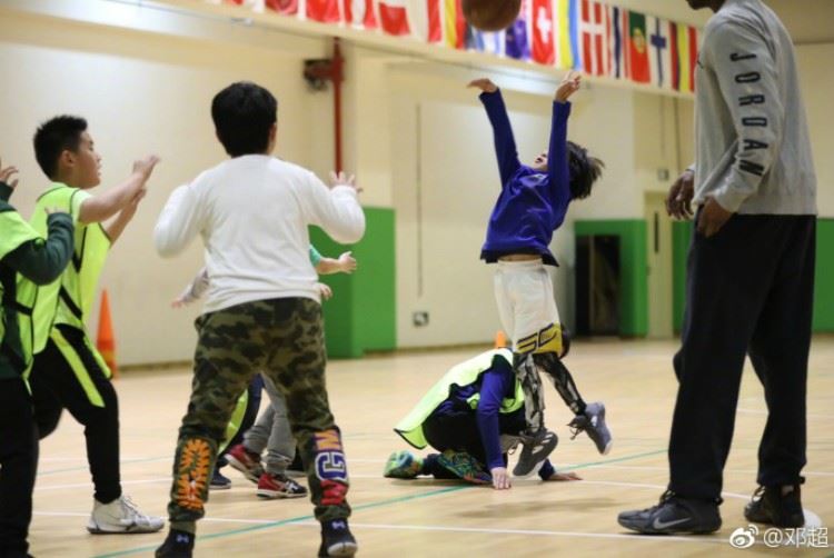 邓超晒出儿子等等打篮球的照片 挑衅爸爸邓超“我觉得家教略松” ｜ goxuan