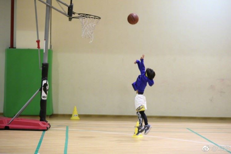 邓超晒出儿子等等打篮球的照片 挑衅爸爸邓超“我觉得家教略松” ｜ goxuan