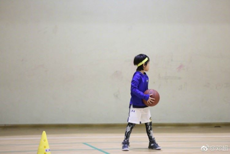 邓超晒出儿子等等打篮球的照片 挑衅爸爸邓超“我觉得家教略松” ｜ goxuan