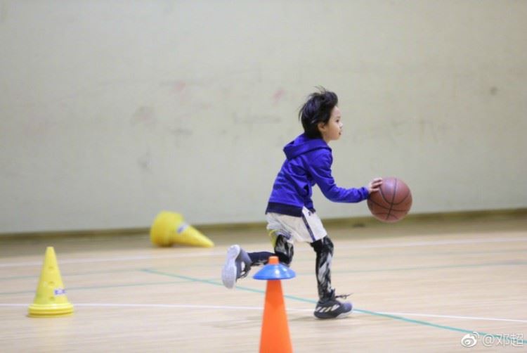 邓超晒出儿子等等打篮球的照片 挑衅爸爸邓超“我觉得家教略松” ｜ goxuan