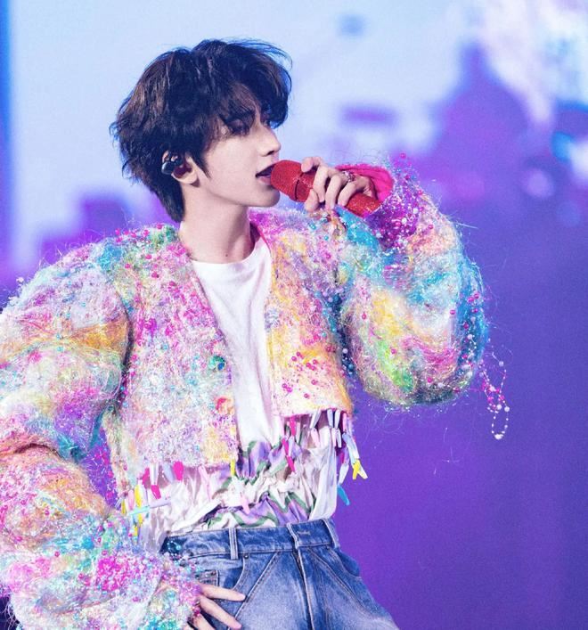 蔡徐坤演唱会粉丝福利！拥抱、十指紧扣...狂送福利